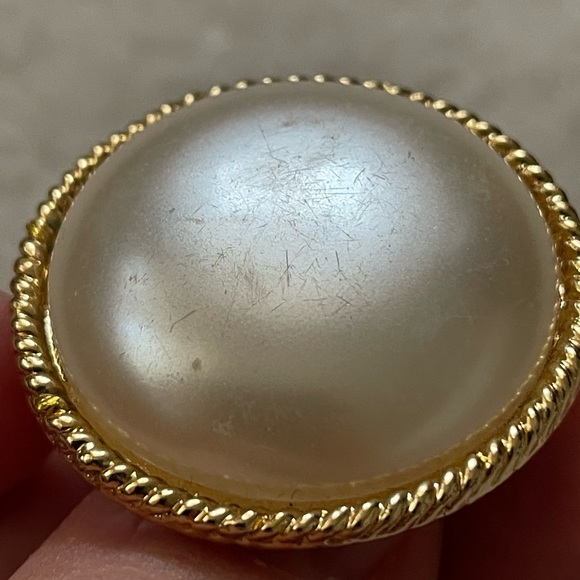 Vintage Faux Pearl and Gold tone brooch - Picture 6 of 6